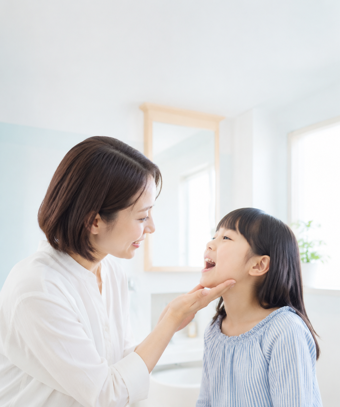 保護者が子どもの口元や日常の様子を確認しているイメージ